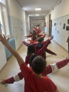 Alunni delle 3 classi insieme Cengio as 25 26